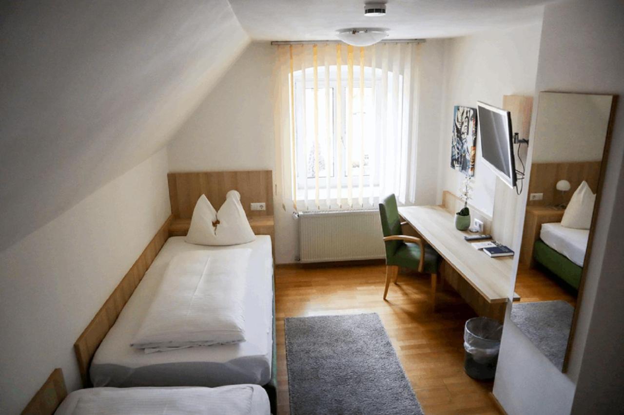 Hotel Weinstube Sinas Brettl à Nördlingen Extérieur photo